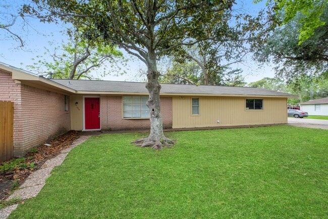 property at 900 S Anderson St