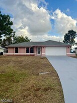 930 SW 34th St in Cape Coral, FL - Building Photo