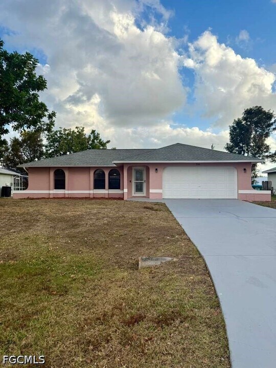 930 SW 34th St in Cape Coral, FL - Building Photo