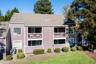 Hillcrest Vista Apartments in Antioch, CA - Building Photo - Building Photo