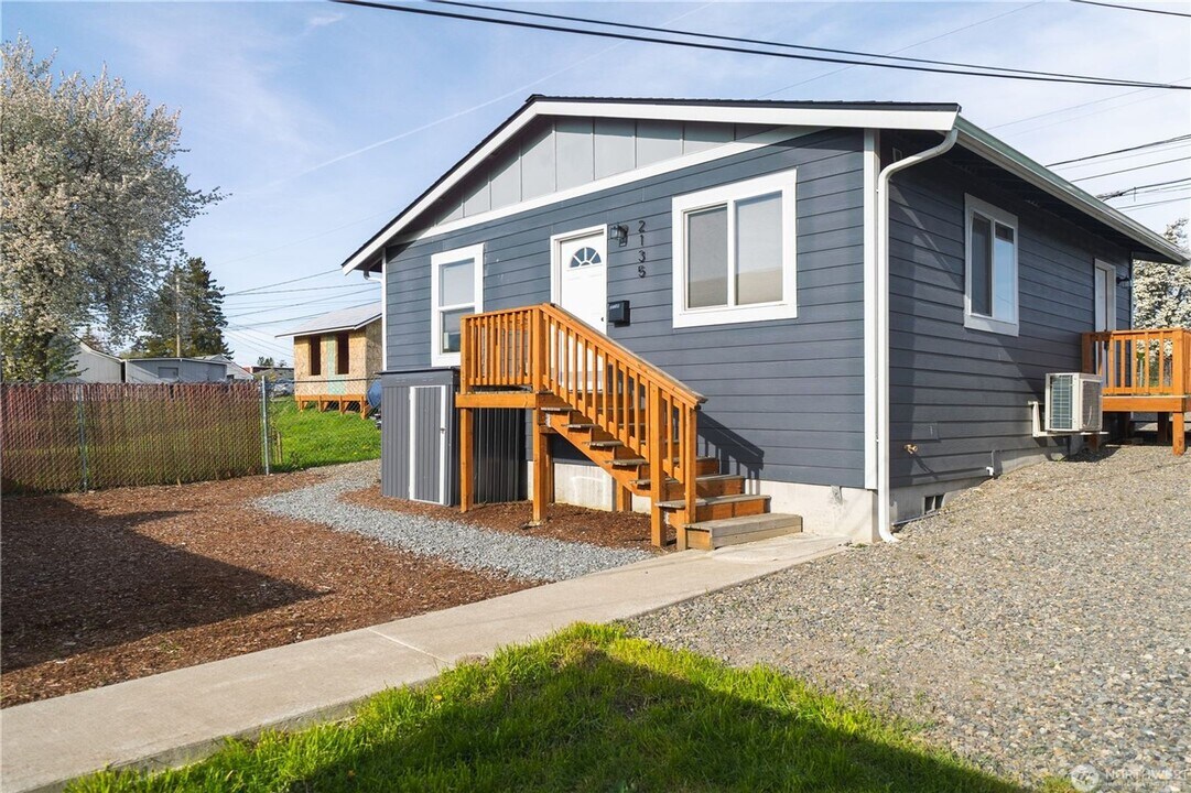 2133-2135 S Cushman Ave in Tacoma, WA - Building Photo