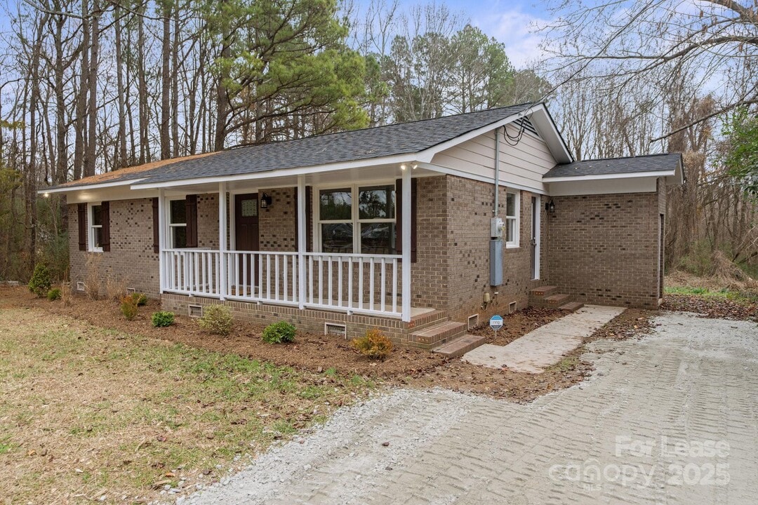 1975 W Wall St in Wadesboro, NC - Building Photo