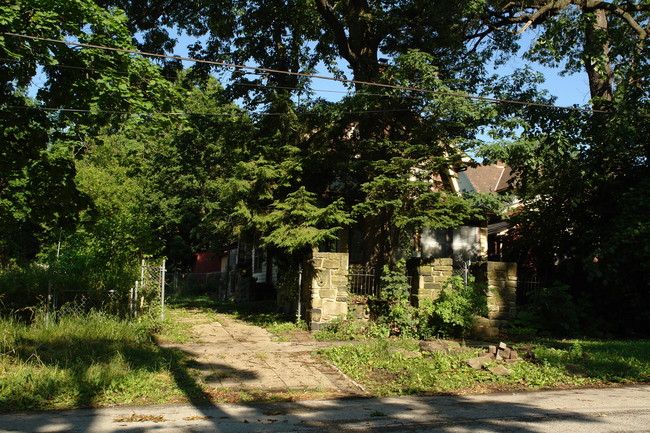 852 Ohio Ave in Youngstown, OH - Foto de edificio - Building Photo