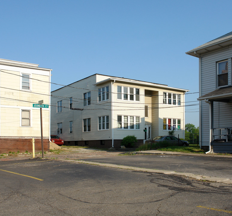 49 Jeanette Ct in Akron, OH - Building Photo