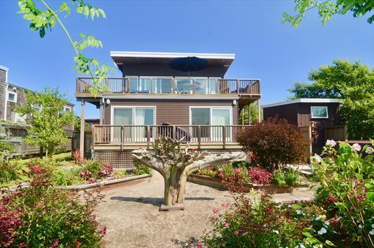 33 Schooner Walk in Islip, NY - Building Photo