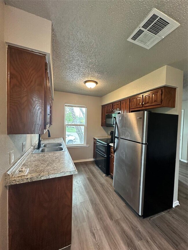 1117 Burkett St in Taylor, TX - Building Photo - Building Photo