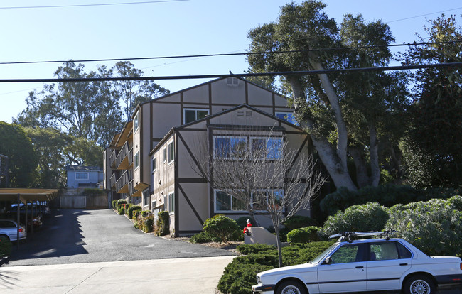 935 Lighthouse Ave in Pacific Grove, CA - Building Photo - Building Photo