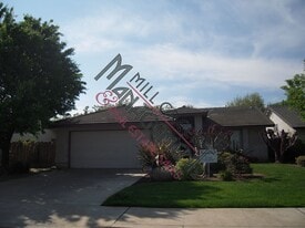 2819 W Harold Ave in Visalia, CA - Building Photo