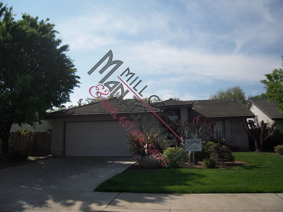 2819 W Harold Ave in Visalia, CA - Building Photo
