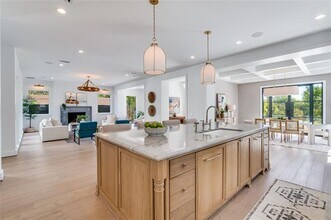 9233 E Lake Highlands Dr in Dallas, TX - Building Photo - Building Photo