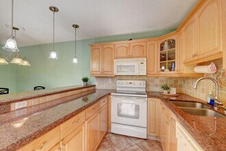 562 Springdale Cir in Palm Springs, FL - Building Photo - Building Photo