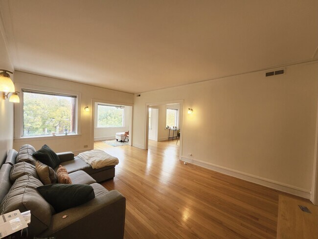 6724 S Paxton Ave in Chicago, IL - Building Photo - Building Photo