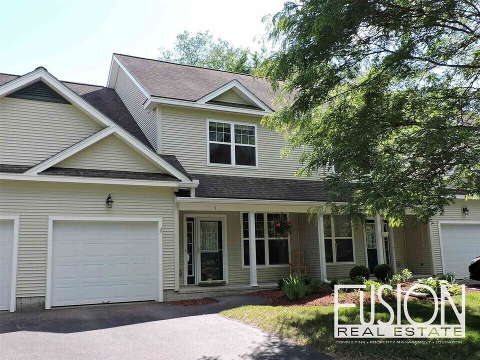 5 Marion Ave in Essex Junction, VT - Building Photo