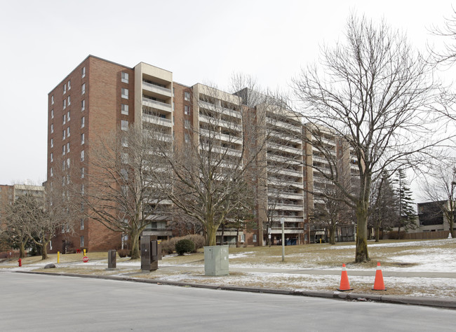 27-35 Four Winds Dr in Toronto, ON - Building Photo - Building Photo