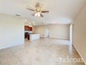 1616 Broad Winged Hawk Dr in Ruskin, FL - Foto de edificio - Building Photo