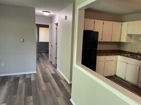 1831 Fuller Rd, Unit 9 in West Des Moines, IA - Building Photo