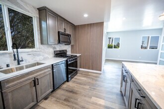 4811 Iroquois Ave in San Diego, CA - Building Photo - Building Photo