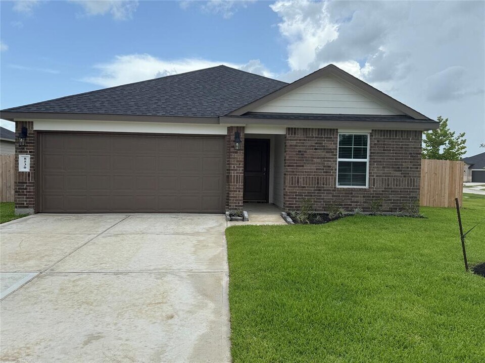 8530 Sandy Coral Ln in Iowa Colony, TX - Building Photo