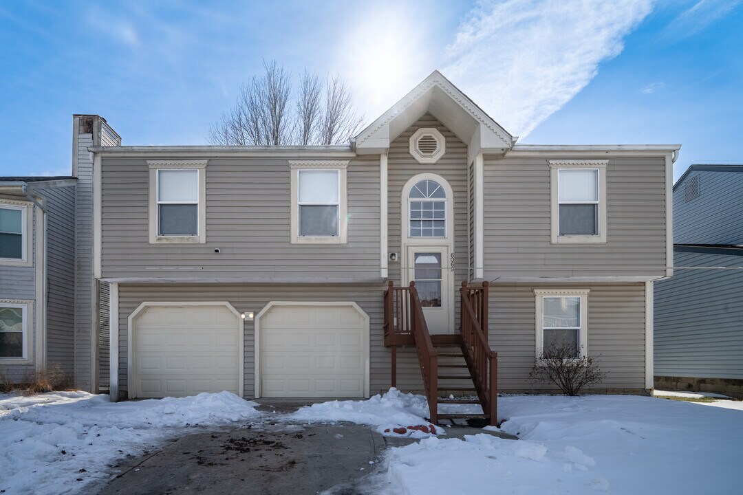 6069 Northbend Dr in Canal Winchester, OH - Foto de edificio