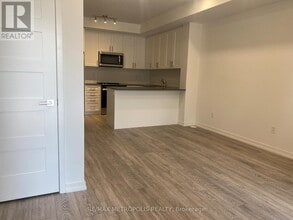 14-14 Lytham Grn Cir in Newmarket, ON - Building Photo - Building Photo