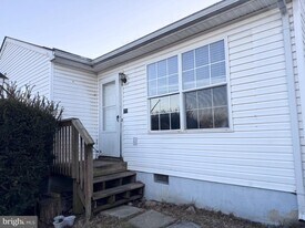 121 Hampton Ct in Winchester, VA - Building Photo