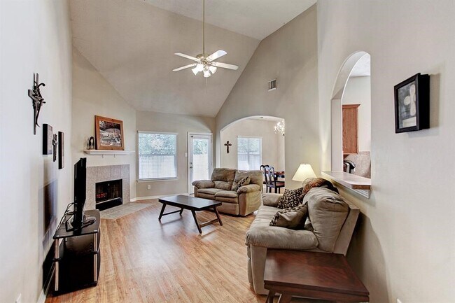 9211 Hidden Lake E Dr