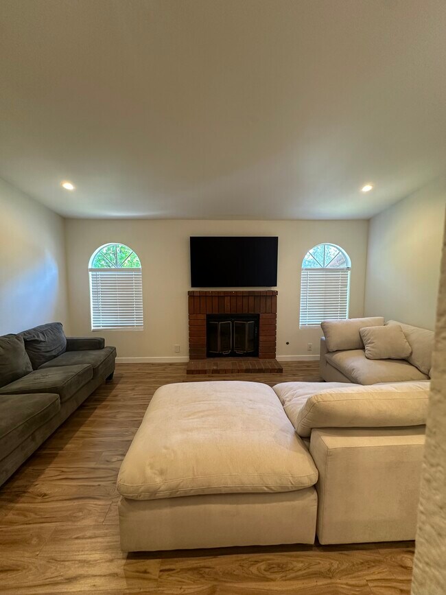 7130 Woodlake Ave in Los Angeles, CA - Building Photo - Building Photo