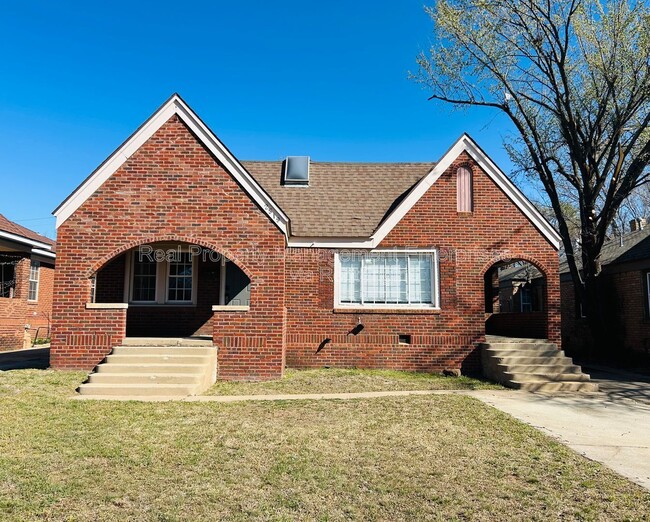 property at 2519 W Park Pl