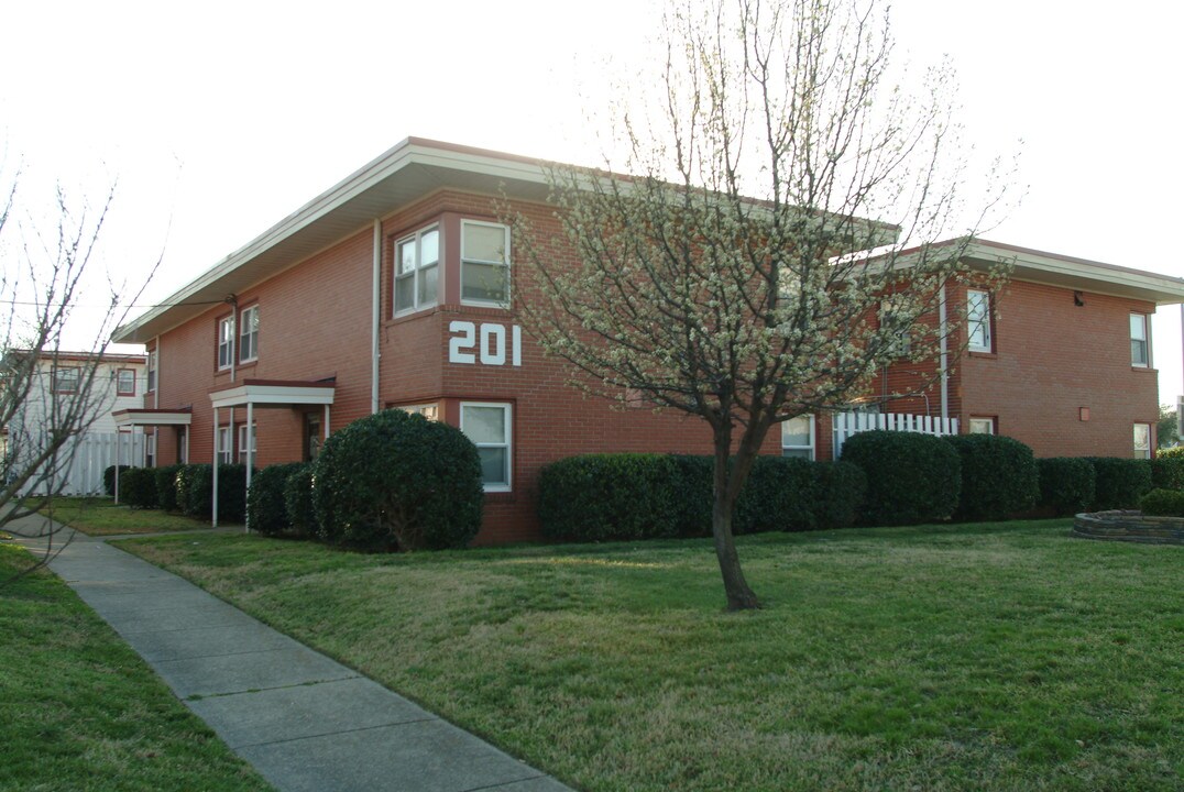 201 E Ocean View Ave in Norfolk, VA - Foto de edificio