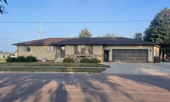 1521 W University Ave in Mitchell, SD - Building Photo