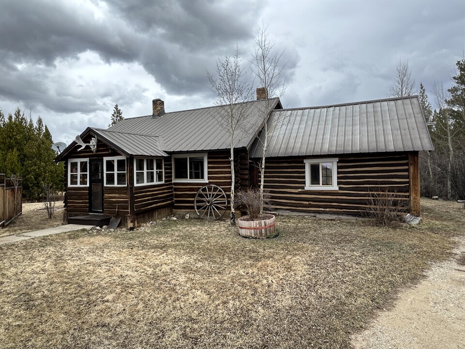 17 Bert Rd in Pinedale, WY - Building Photo