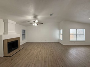 5747 Hawaiian Sun Dr in San Antonio, TX - Foto de edificio - Building Photo