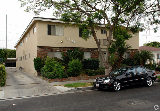 11890 Gale Ave in Hawthorne, CA - Foto de edificio - Building Photo