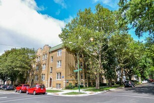 2111 W Ainslie St in Chicago, IL - Building Photo