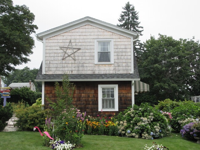 255 Pequot Ave in New London, CT - Building Photo - Building Photo