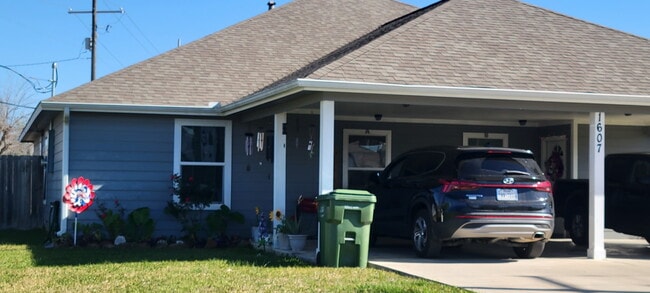 1607 Waco St in Dayton, TX - Foto de edificio - Building Photo
