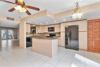 712 NE 27th Ave in Hallandale Beach, FL - Building Photo - Building Photo