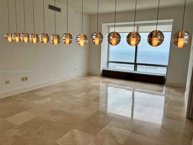 1425 Brickell Ave in Miami, FL - Building Photo - Building Photo