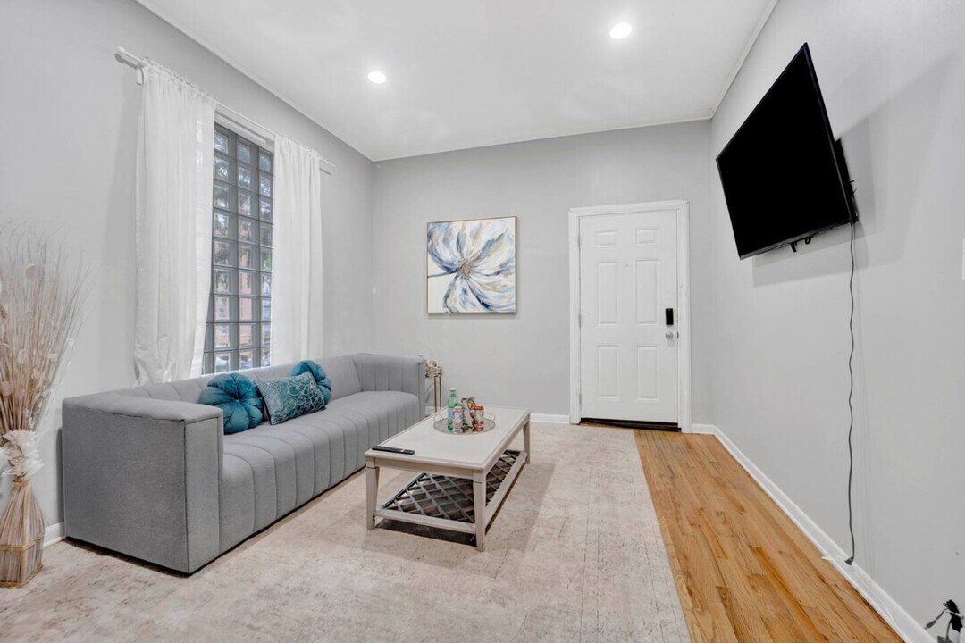 1205 W Oakdale Ave in Chicago, IL - Building Photo