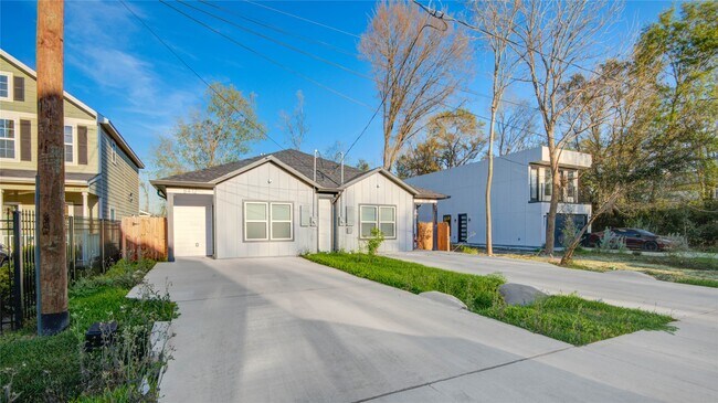 8410 Sunnyhill St in Houston, TX - Building Photo - Building Photo