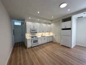 1349 N Wells St, Unit 202 in Chicago, IL - Building Photo - Building Photo