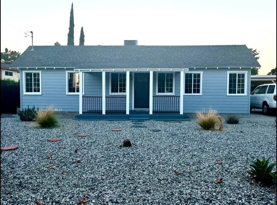 7015 De Celis Pl in Van Nuys, CA - Foto de edificio