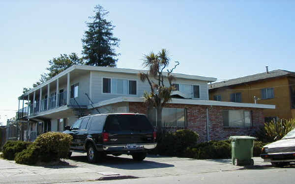 9235 Holly St in Oakland, CA - Foto de edificio - Building Photo