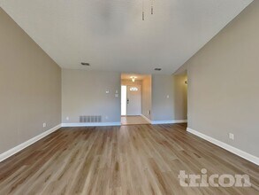 6211 Minuteman Ln in Arlington, TX - Foto de edificio - Building Photo