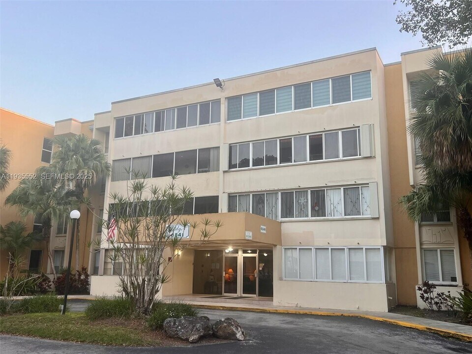 6841 SW 147th Ave in Miami, FL - Building Photo