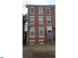 319 E Broad St in Burlington, NJ - Building Photo