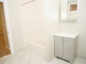16 Beals St, Unit B3 in Brookline, MA - Building Photo - Building Photo