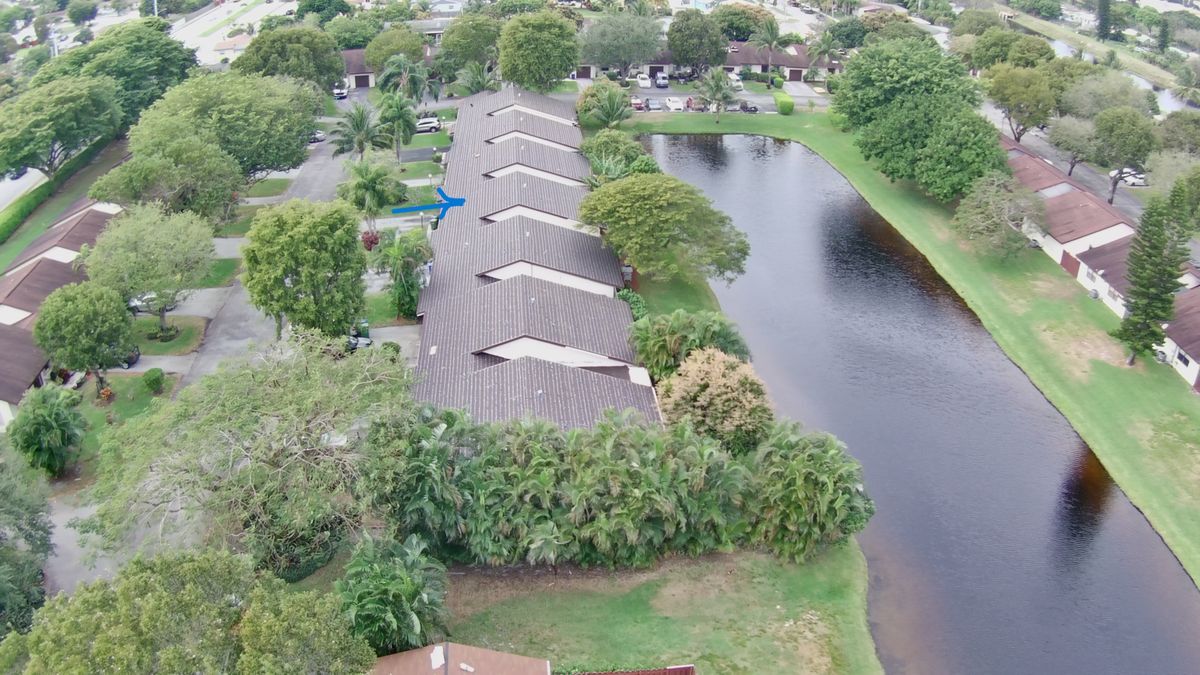 6705 S Parkway Dr in Margate, FL - Building Photo