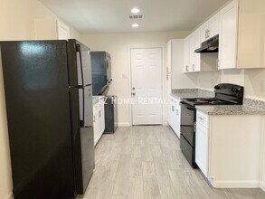 5044 Mallow St-Unit -B in Houston, TX - Foto de edificio - Building Photo