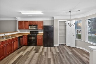 837 Crestwell Cir in Atlanta, GA - Building Photo - Building Photo